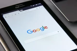 Página inicial do Google aberta em tablet