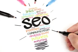 Palavras formando uma lâmpada com "SEO"escrito ao centro