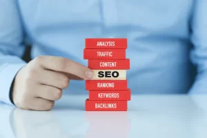 Homem com etiqueta com o nome "SEO"
